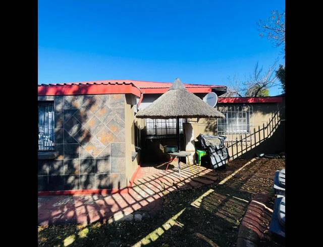 8 BEDROOM HOUSE FOR SALE IN BOKSBURG SOUTH